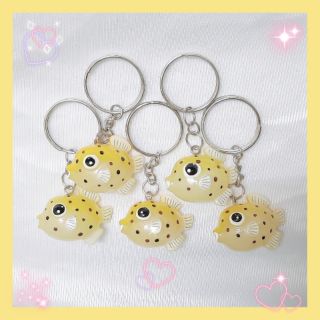 Móc khóa polyresin Cá nóc vàng dạ quang