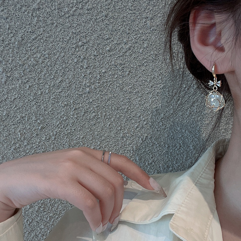 Khuyên tai đính đá zircon phối nơ phong cách thời trang 2021