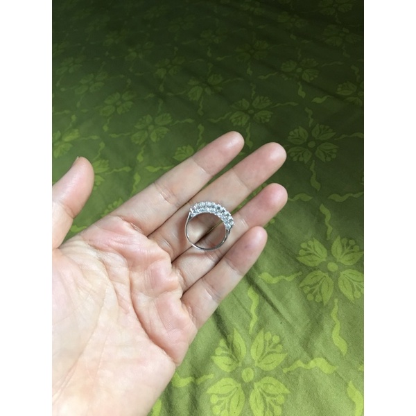 Nhẫn 9 viên đá ngang siêu sáng, cạnh nạm đá cz nhỏ bạc thật phủ vàng trắng sang trọng