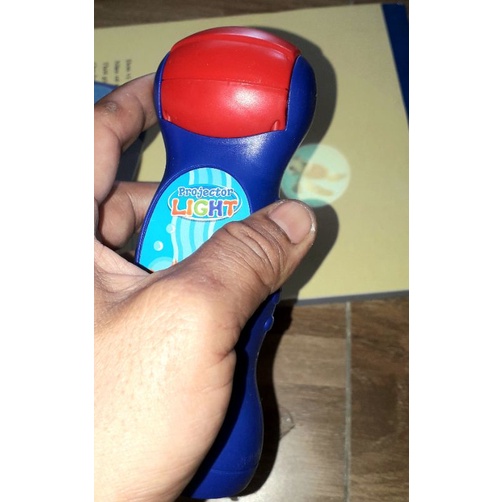 Một chiếc đèn pin chiếu xem 24 ảnh khủng long hoặc động vật biển bằng nhựa có sẵn pin