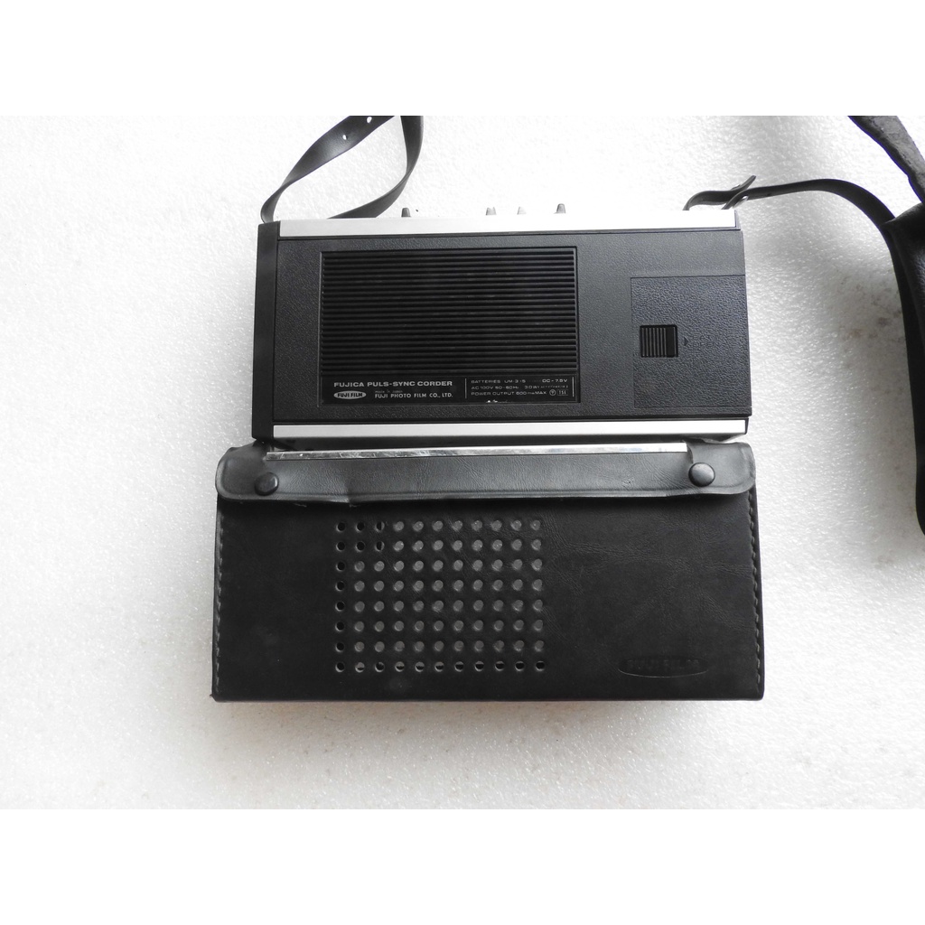 Máy cassette hiệu Fujifilm hình chữ nhật lắp pin vào còn nguồn nghe có tiếng động cơ