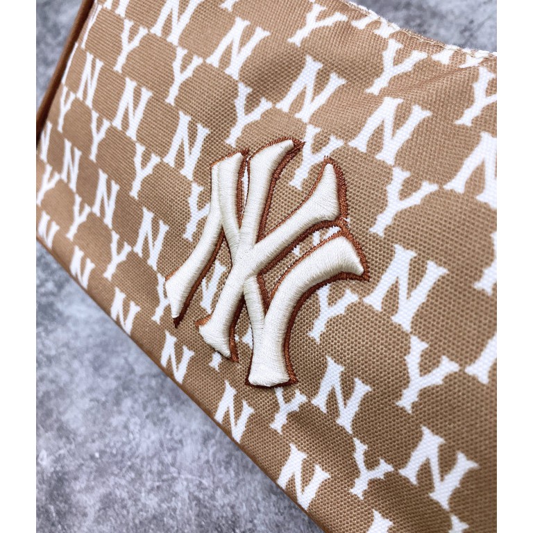 (HÀNG XUẤT XỊN) Túi xách B224 MONOGRAM JACQUARD HOBO BAG BROWN  Kích thước: 22 cm x 6 cm x 17 cm Made in Viet//nam