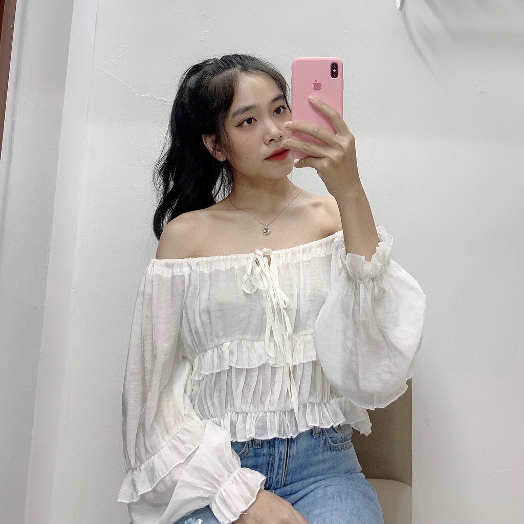 Áo croptop trễ vai màu trắng phong cách Hàn Quốc