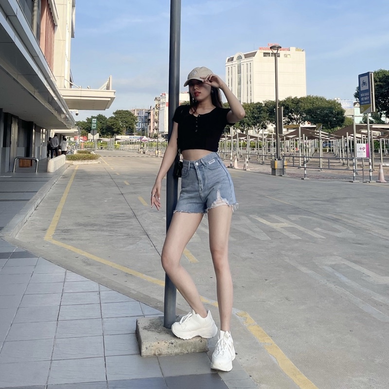 Quần Đùi Nữ Cạp Lưng Siêu Cao Màu xanh Nhạt Rách KIểu 1 bên phối Logo Yuri Jeans