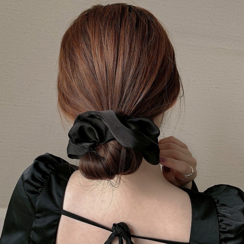 Scrunchies buộc tóc vải lụa ánh  nhũ màu trơn Cao Cấp Loli. Cột tóc màu đen,trắng đơn giản