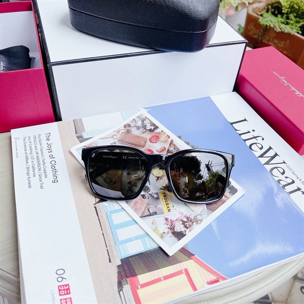 Kính Mát Salvatore Ferragamo SF959S 001 dáng vuông viền đen SF959S