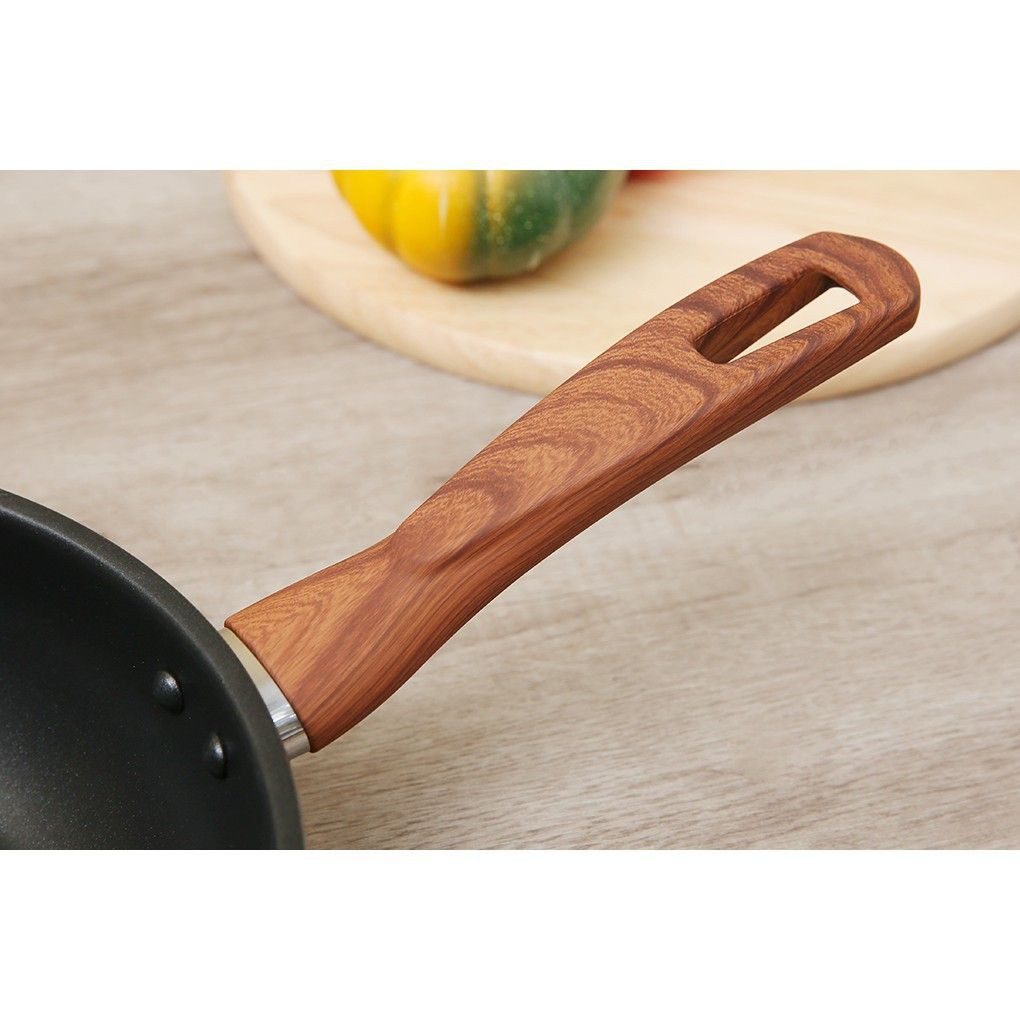 Chảo chống dính 3 đáy inox 304 FIVESTAR quai gỗ cách nhiệt  - sử dụng bếp từ - tặng 5 muỗng ( 26cm / 28cm )