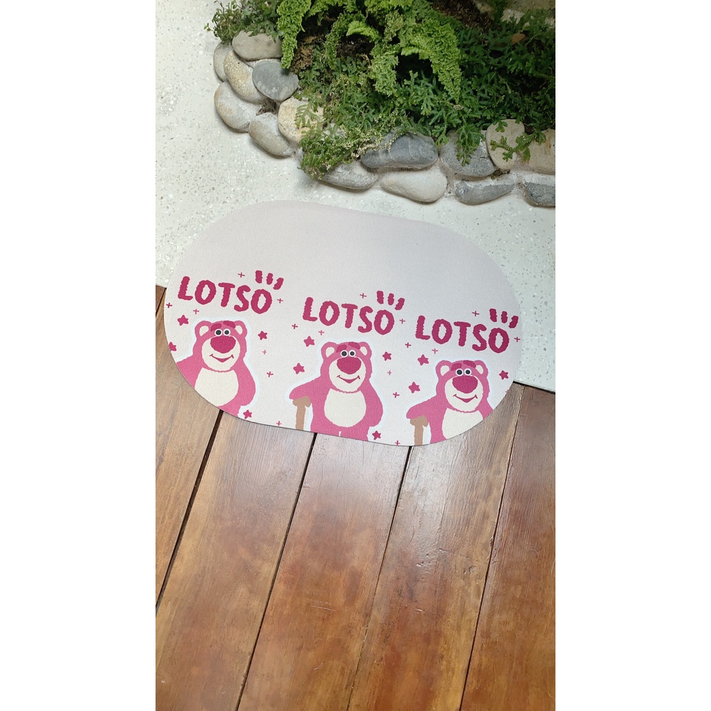 Thảm lau chân chất nỉ lì, thấm hút nưóc size 40*60 cm, họa tiết gấu dâu đáng yêu.