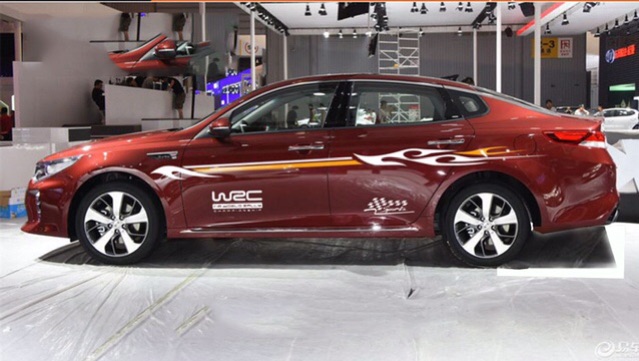 Tem dán sườn xe ô tô phong cách thể thao