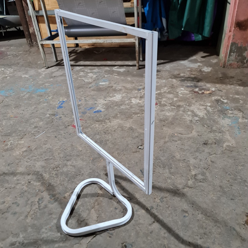 STANDEE KHUNG SẮT - STANDEE MÔ HÌNH