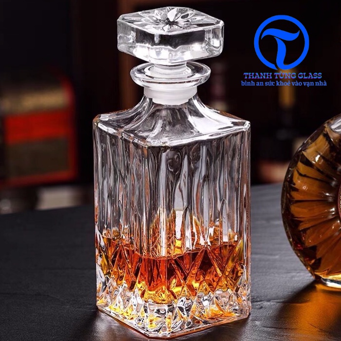 Chai thủy tinh đựng rượu cao cấp mẫu trụ vuông in họa tiết nổi sang trọng,phong cách lịch sự 750ml