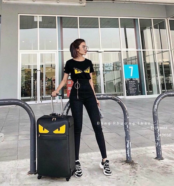 Quần jeans khoá tròn hot hit chất siêu đẹp mặc tôn dáng chân dài miên man. Đủ size s m l quá đẹp. Đặt hàng nào ce ơi!!!!