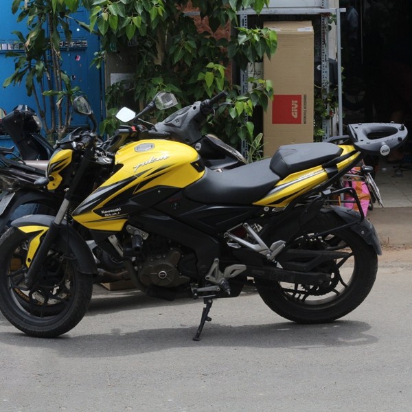 Baga hông Givi SBL Pulsar NS200 chịu lực cao gắn được thùng sau Givi chính hãng