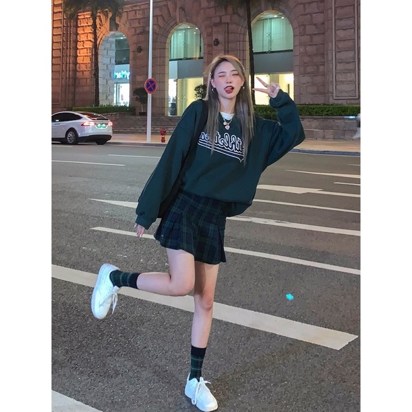 Set áo nỉ in hình màu xanh kèm chân váy tennis sọc caro có hình thật trải sàn | BigBuy360 - bigbuy360.vn