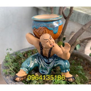 Tượng tiểu cảnh la hán men xanh đồng cõng chậu cây gốm sứ Bát Tràng