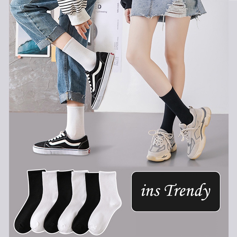 We Flower Vớ cotton cổ cao màu trắng đen in chữ dành cho nữ