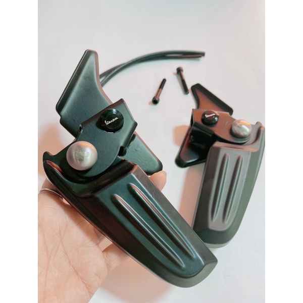 Cặp gác chân sau Vespa Sprint màu đen nhám, hàng đẹp sắc nét phụ kiện như hình