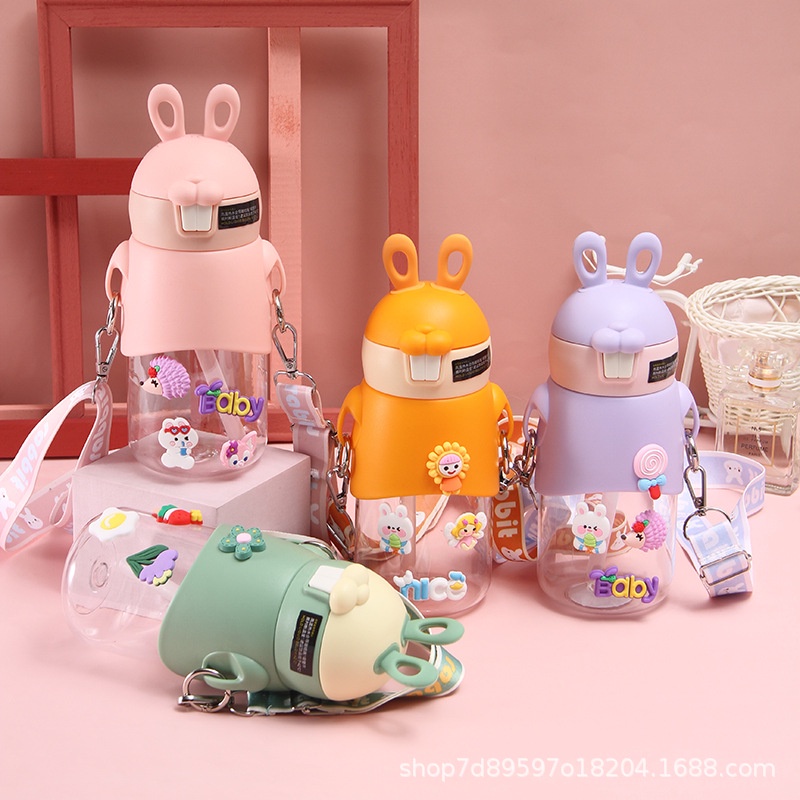 Bình nước 600ml tai thỏ kèm stickers, có ống hút, dây đeo cho bé đi học, đi chơi
