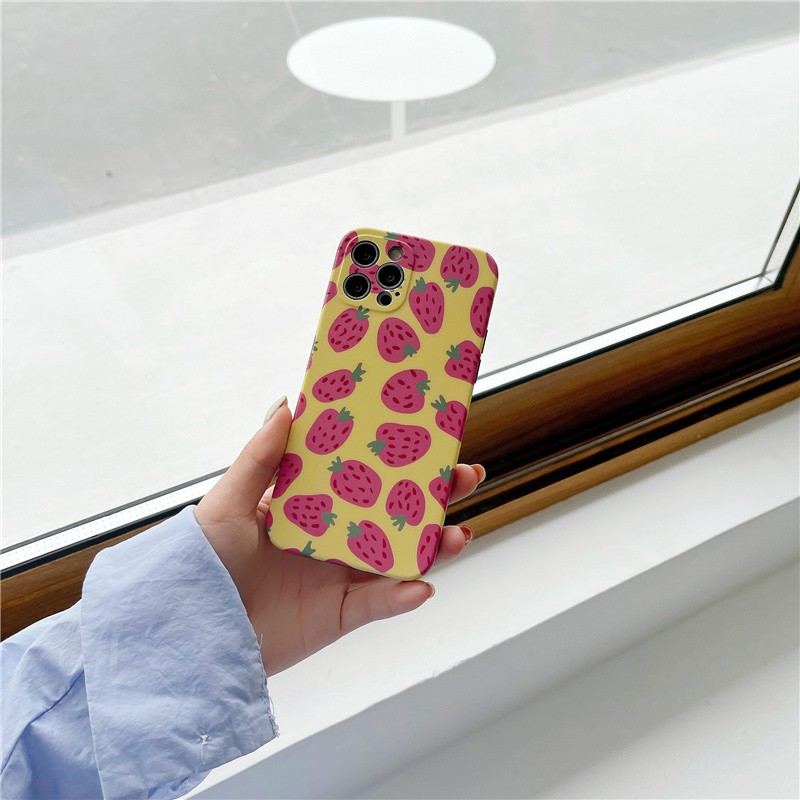 Ốp điện thoại họa tiết dâu tây hồng nền vàng che toàn màn hình cho iPhone 11 Pro Max/12/X/7 Plus/8/6/11