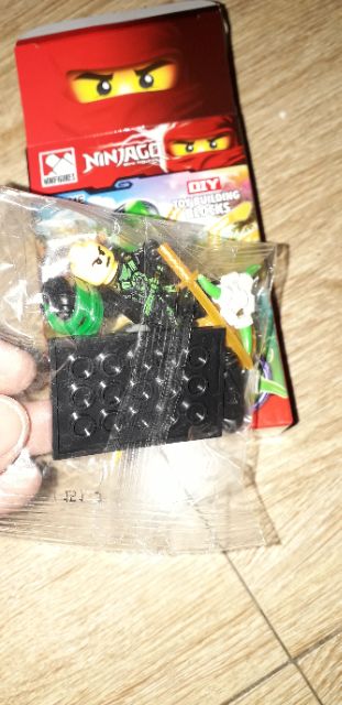 Lắp ráp 1 hộp LegoNinjago 0151E có nhiều chi tiết bằng nhựa ABS rất đẹp