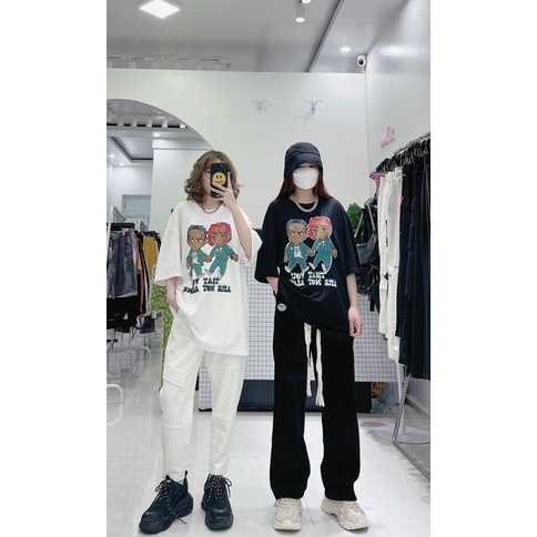 Áo phông hai anh chàng cầm tay TT12