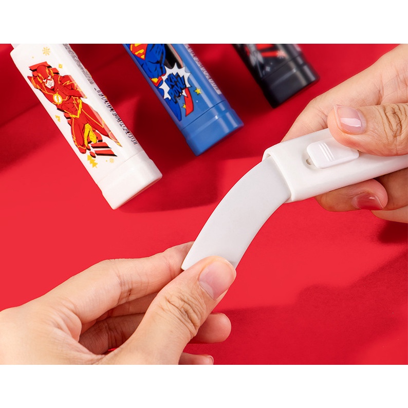 Gôm tẩy Deli hình siêu nhân dạng kéo đẩy - Mềm dẻo, chắc chắn và hạn chế để lại vụn tẩy - XP101