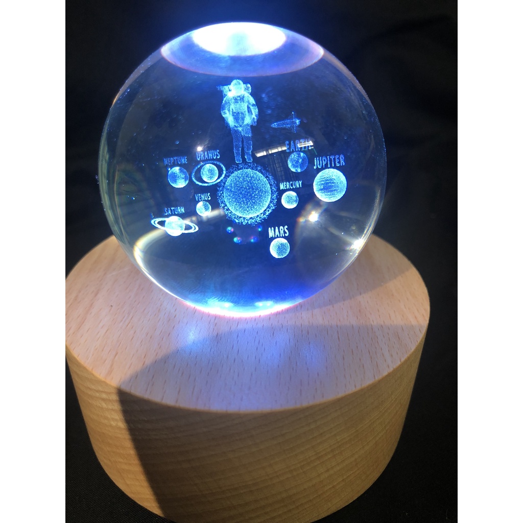Đèn ngủ decor trang trí quả cầu thủy tinh hình phi hành gia và hành tinh đế tròn lắp được pin