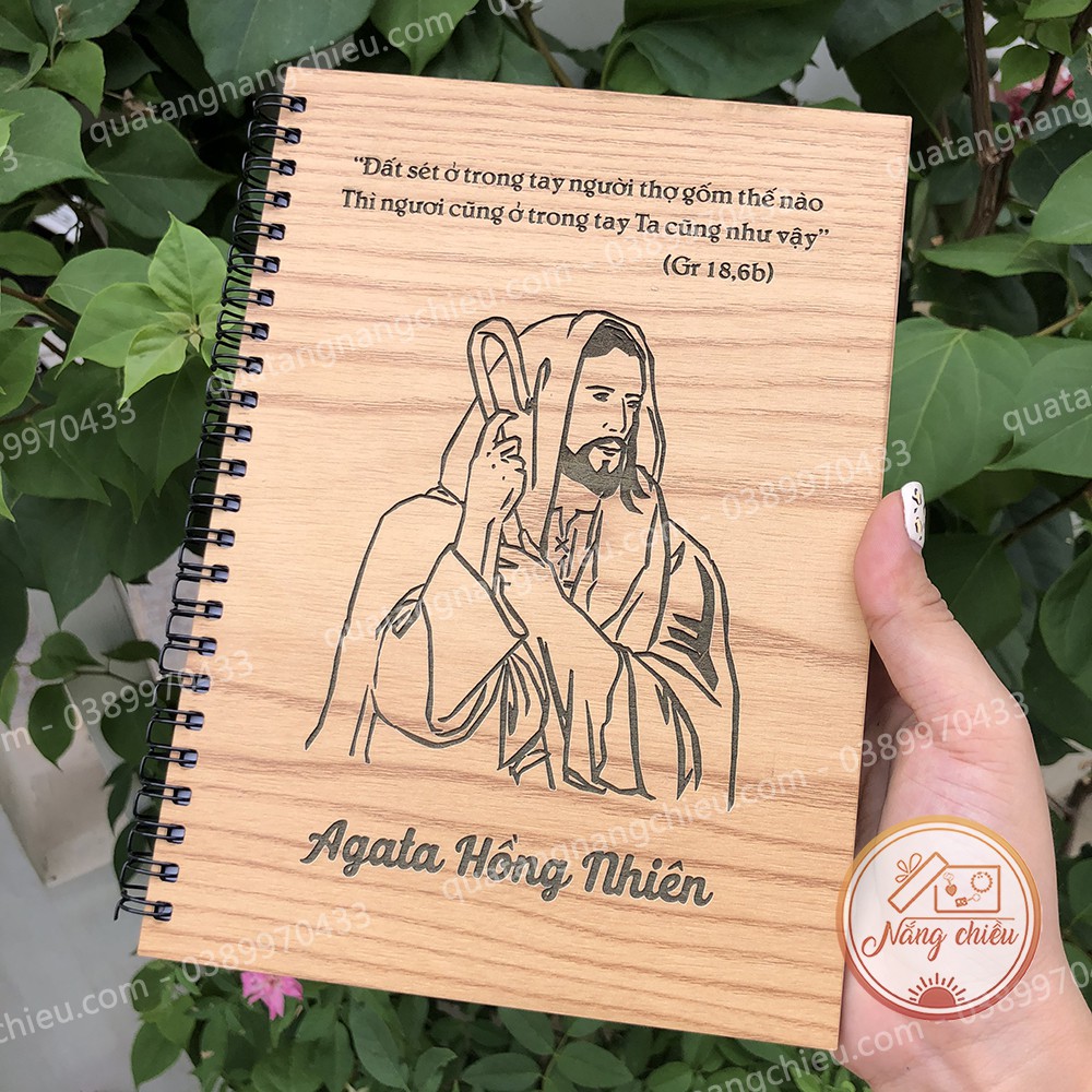 Sổ gỗ khắc hình chúa giêsu, Gáy lò xo, bìa gỗ cứng và giấy in dày dặn- Free thiết kế theo mẫu có sẵn , chất liệu an toàn