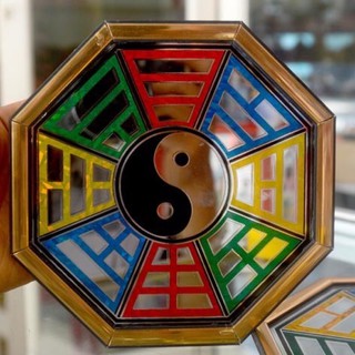 gương bát quái chạm kiếng phong thủy âm dương