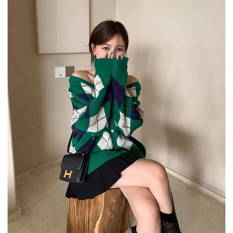 Set trang phục gồm áo sweater dệt kim họa và chân váy phong cách cổ điển xếp ly cho nữ