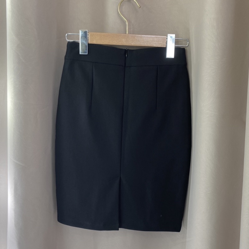 Chân váy công sở ôm HATOP dáng ngắn vải thun co giãn 4 chiều loại 1 màu đen có 1 túi bên trong CVOD023