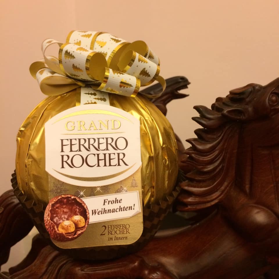Socola Ferrero Rocher Cầu Nơ  Xinh  125g Hương VSocola Sữa Hạt Dẻ Thơm Giòn Bùi . Vabihangxachtayduc