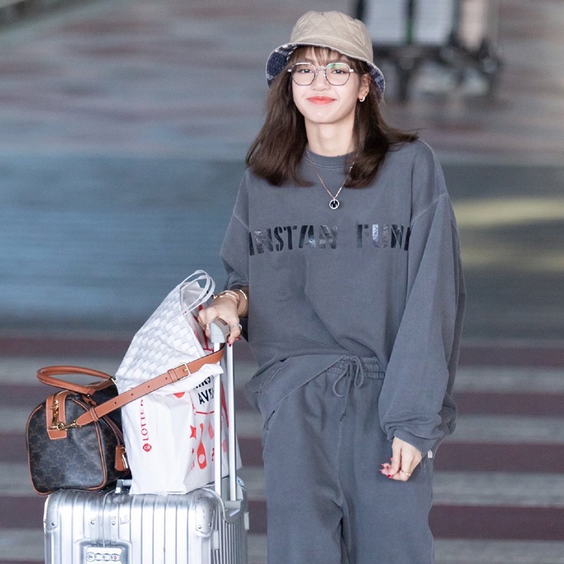 Bộ áo nỉ tay dài + quần dài màu xám phong cách Lisa trong nhóm Blackpink | BigBuy360 - bigbuy360.vn