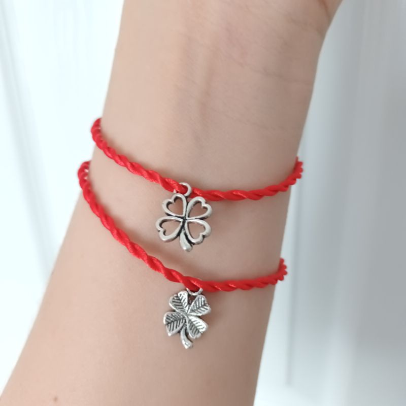 Vòng chỉ đỏ mic charm cỏ 4 lá may mắn bình an