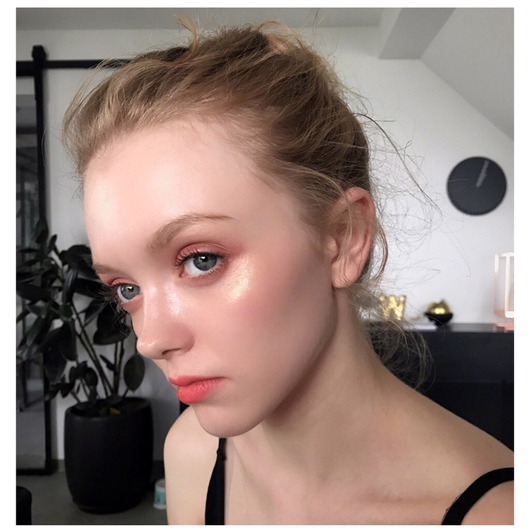 Phấn Bắt Sáng MAC Chiết Xuất Gừng Làm Sáng Da Trang Điểm Mặt 9g