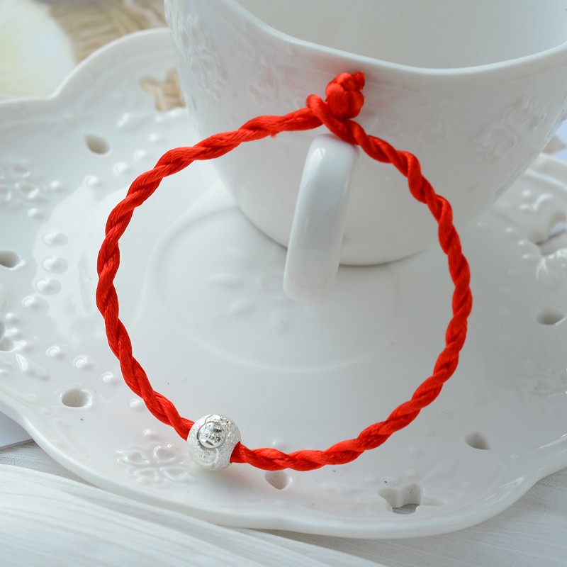 Vòng tay dây bện màu đỏ xỏ hạt bạc mang lại may mắn thời trang | BigBuy360 - bigbuy360.vn