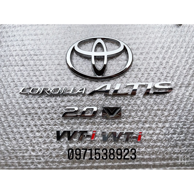 Logo chữ nổi TOYOTA COROLLA ALTIS 1.8 G và 2.0 V dán thân xe.
