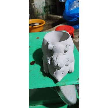 Chậu thú xi măng trồng sen đá xương rồng hình gấu bắc cực. em bé ôm gấu.tô tượng