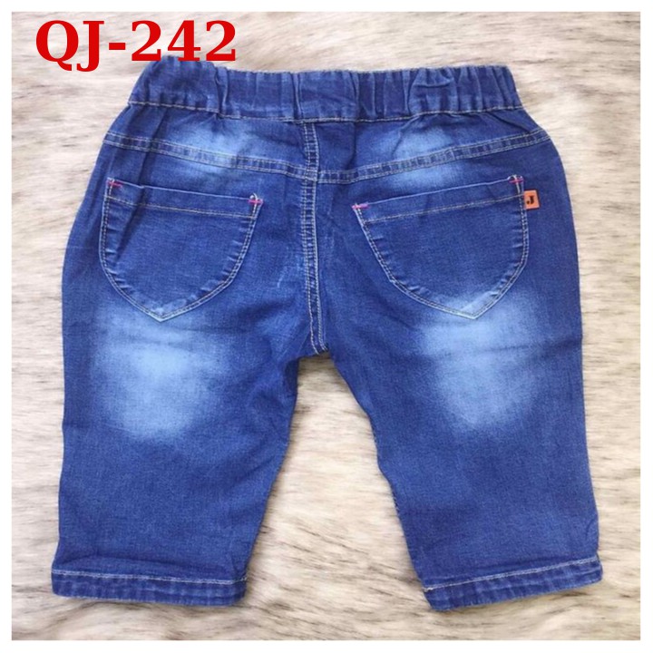 Quần short jean bé gái thêu 18-41kg. Chất jean thun mềm- co giãn nhẹ cho bé thoải mái vận động.