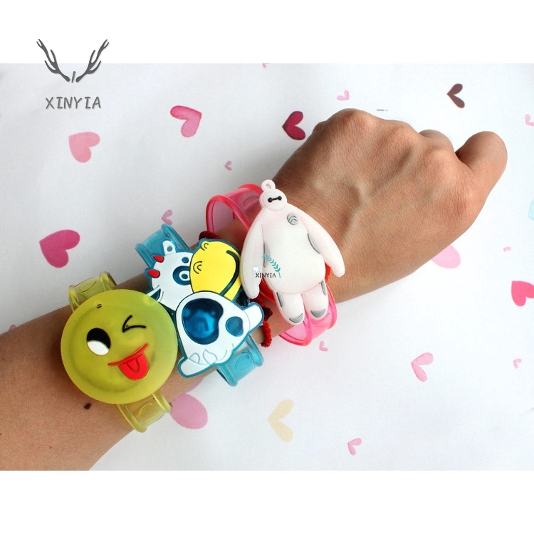 Vòng tay có đèn led thiết kế trong suốt hình hoạt hình đáng yêu | BigBuy360 - bigbuy360.vn