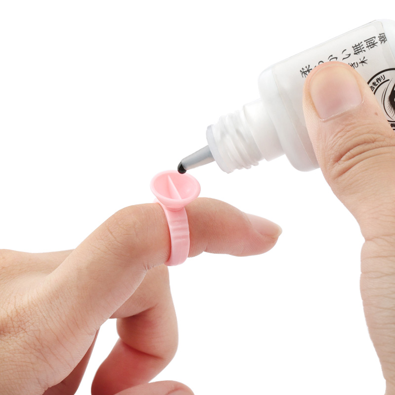 50 trên 100 chiếc vòng đeo tay mở rộng lông mi một lần, một công cụ mở rộng: Ai đó giữ người đàn ông bằng hộp xăm