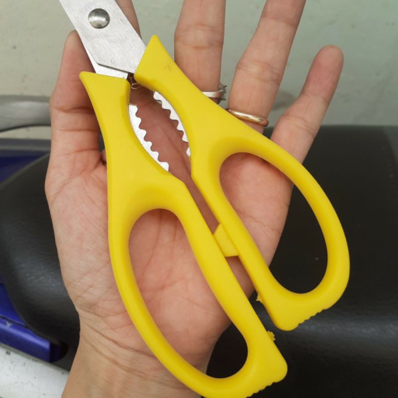 Kéo cắt tay kiểu lệch giá rẻ màu ngẫu nhiên(Kt: 23cm)