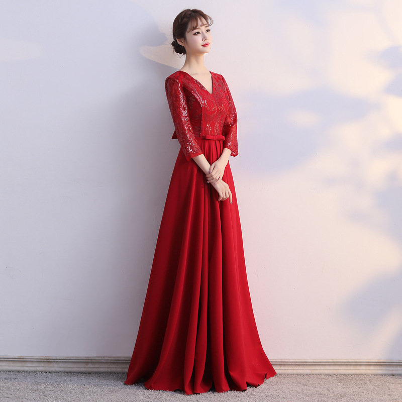 Đầm dạ hội dài dáng ôm màu đỏ