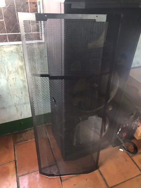 Lưới loa bốn tất đôi một chiếc