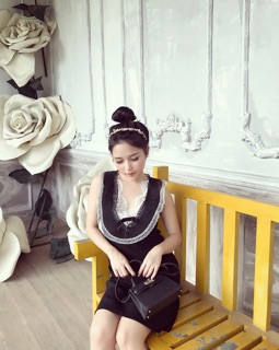 Váy xuông cổ ren