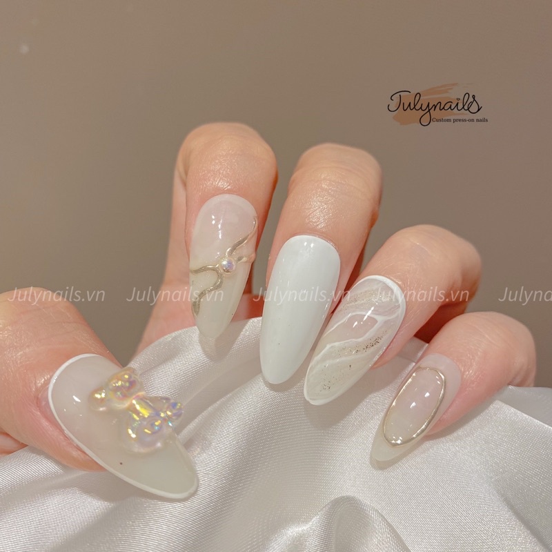 Nail box thiết kế màu trắng charm gấu loang vân đá móng úp theo size tay tròn nhọn dài nb059 julynails.vn