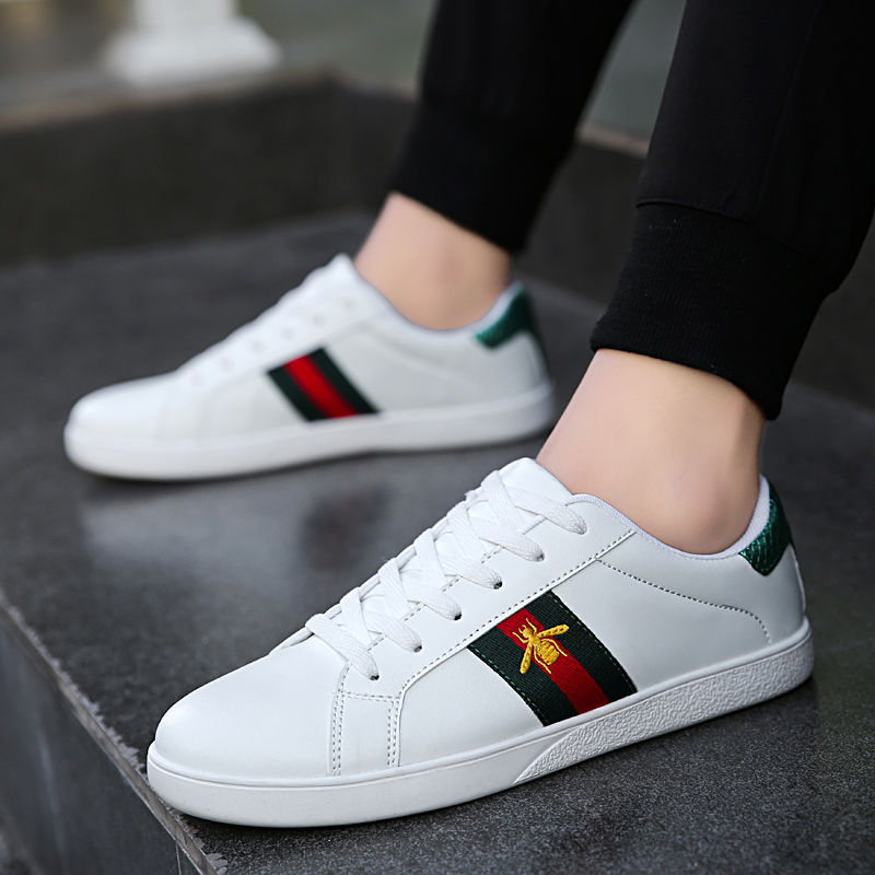 Một đôi giày hiệu Gucci. Mùa xuân và mùa thu 2021 là thời trang Hàn Quốc mới.