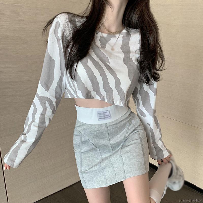 Áo croptop tay dài họa tiết vân ngựa vằn phong cách năng động và thoải mái