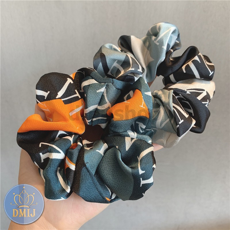 [Mã FAMARAL2 giảm 10K đơn 50K]Cột Tóc Vải Scrunchies In Logo Đáng Yêu Phong Cách Hàn Quốc