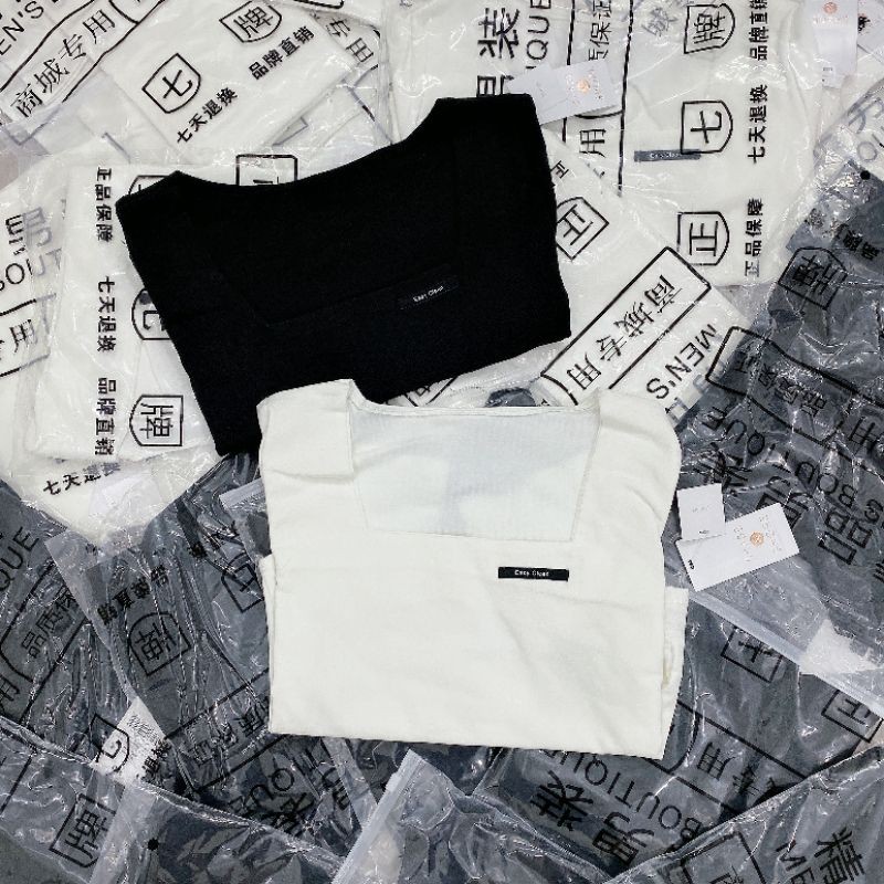 Áo cộc cổ vuông tag chữ nhỏ dáng croptop